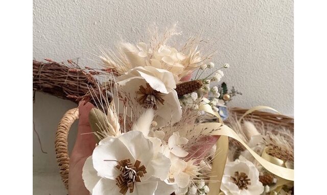 ดอกไม้ผูกข้อมือ ดอกประดิษฐ์สีขาว