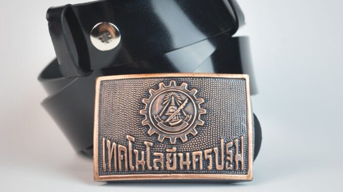 หัวเข็มขัดช่างกล"เทคโนฯนครปฐม"เนื้อทองแดง พร้อมสายดำเงายาว 46นิ้ว หัวเข็มขัดช่างกล"เทคโนฯนครปฐม"เนื้อทองแดง พร้อมสายดำเงายาว 46นิ้ว