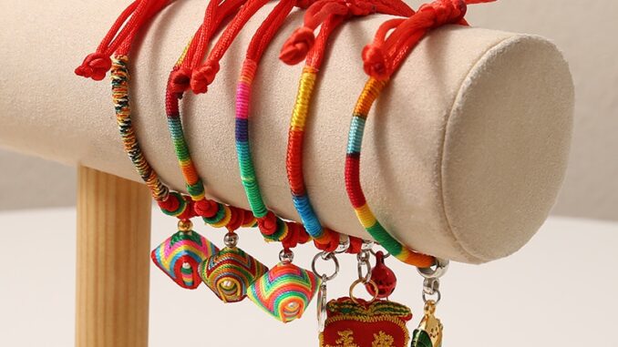 สร้อยข้อมือ เชือกถักมือ ปักลายมังกร เสือ เกี๊ยว เรือ เทศกาล สีสันสดใส สร้อยข้อมือ เชือกถักมือ ปักลายมังกร เสือ เกี๊ยว เรือ เทศกาล สีสันสดใส
