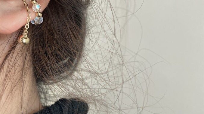 ต่างหูหนีบลูกปัดคริสตัลห้อยโซ่ • Crystal Beads Chain Ear Cuff