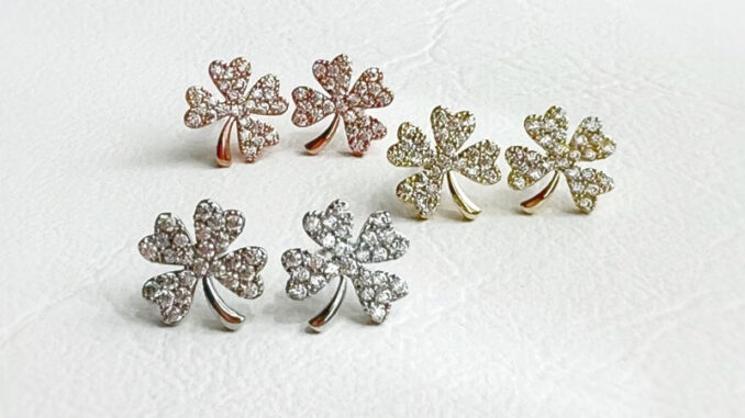 Glitter clover earrings. (ต่างหูแบบติดหู งานชุบทองคำขาว เพชร CZ)