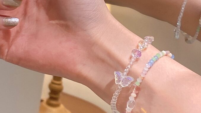 ✨✨แฟนตาซี แฟชั่น ที่มีสีสัน คริสตัล ลูกปัด สร้อยข้อมือ เวอร์ชั่นเกาหลีใหม่ คุณภาพสูง สีม่วง ผีเสื้อ สร้อยข้อมือ สําหรับผู้หญิง