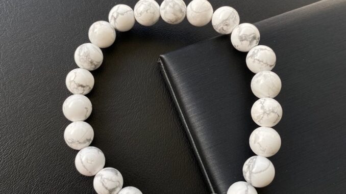 กำไลหินแท้ ฮาวไลท์ (Howlite) 8mm และ 10mm กำไลหินแท้ ฮาวไลท์ (Howlite) 8mm และ 10mm