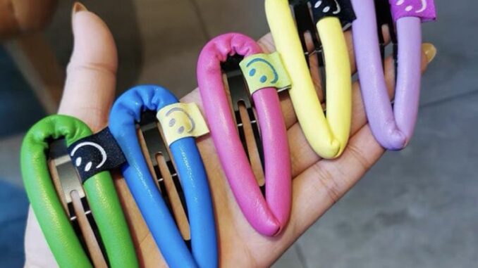 กิ๊บติดผมสีสันสดใสป้ายยิ้ม(พร้อมส่ง)
