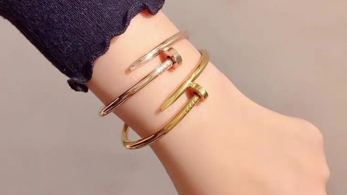 สร้อยข้อมือเหล็กไทเทเนียม เข้ากับทุกชุด สําหรับผู้ชาย และผู้หญิง