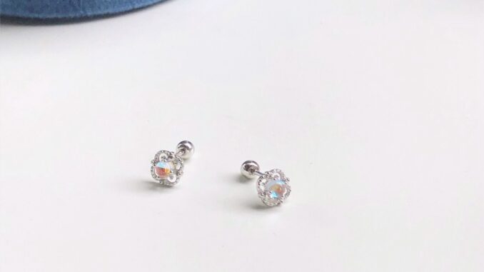 earika.earrings - hologram snowflake piercing จิวหูเงินแท้เกล็ดหิมะ (ราคาต่อชิ้น) เหมาะสำหรับคนแพ้ง่าย