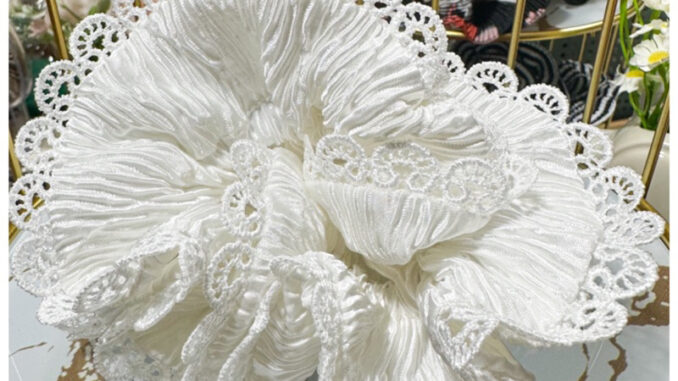 New arrival   ยางรัดผม A one สีขาว ผ้าพลีทอัดจีบ ลูกคุณมาก