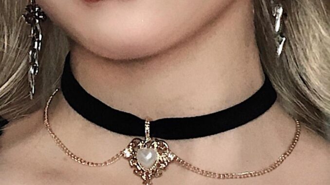Demq- สร้อยคอกํามะหยี่ จี้หัวใจ ประดับมุก สีทอง ปรับได้ สไตล์วินเทจ สําหรับผู้หญิง