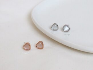 [พร้อมส่ง] (มีโค้ดลดทั้งร้าน) ต่างหู cream shell heart ❤️  เงินแท้ไม่แพ้ไม่คัน Silver 925 (ห่อของขวัญฟรีค่า)