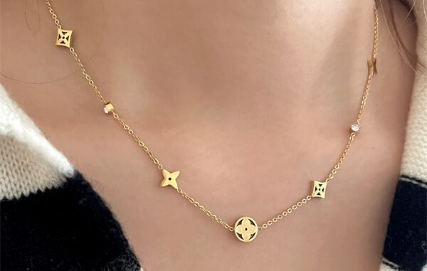 Xiya Niche สร้อยคอ สร้อยข้อมือ ไทเทเนียม จี้ใบโคลเวอร์สี่แฉก ประดับเพทาย เข้ากับทุกการแต่งกาย ขนาดเล็ก