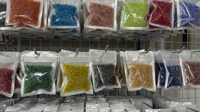 ลูกปัดเม็ดทรายสีรุ้งกับสอดใส้ยี่ห้อGขนาด4มิล70กรัม20บาท