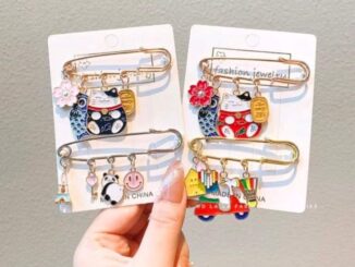 เข็มกลัดห้อยตุ๊กตาหลายแบบแฟชั่น พร้อมส่งจากไทย