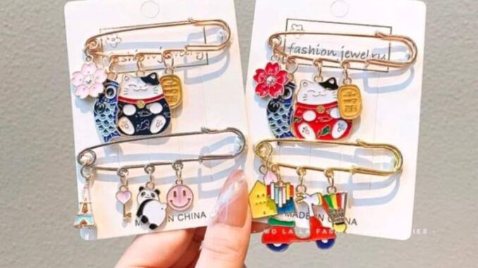 เข็มกลัดห้อยตุ๊กตาหลายแบบแฟชั่น พร้อมส่งจากไทย