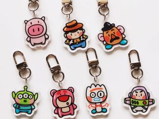 [HopeU] พวงกุญแจอะคริลิคใส จี้ Toy Story Three Eyes Strawberry Bear Buzz Lightyear ขนาดเล็ก น่ารัก