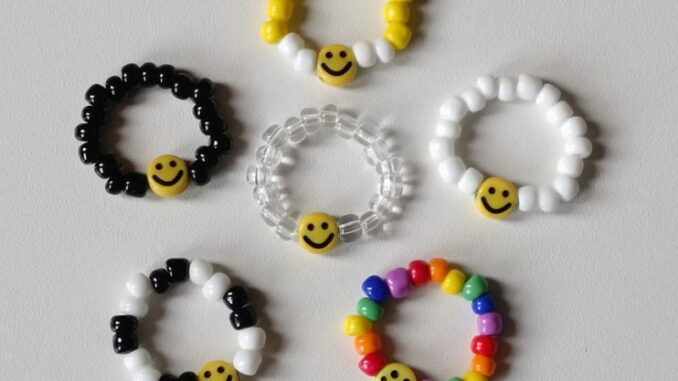 (พร้อมส่ง ) แหวนลูกปัดหน้ายิ้ม smile