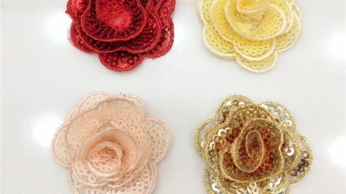 แผ่นแพทช์ ปักเลื่อม รูปดอกไม้ 3D ขนาดเล็ก 4 ซม. แฮนด์เมด DIY สําหรับตกแต่งชุดแต่งงาน แผ่นแพทช์ ปักเลื่อม รูปดอกไม้ 3D ขนาดเล็ก 4 ซม. แฮนด์เมด DIY สําหรับตกแต่งชุดแต่งงาน