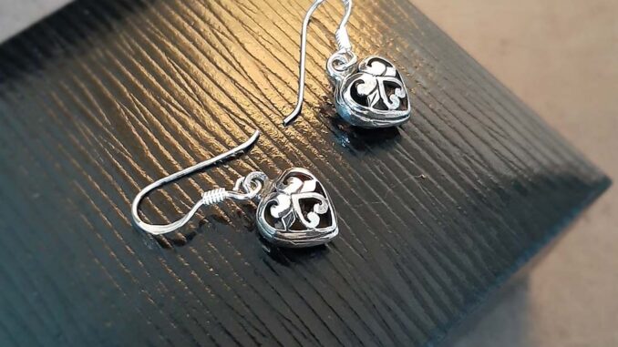 MT ต่างหูเงินแท้ รูปหัวใจ ฉลุลาย แบบห้อย/ตะขอเกี่ยว Solid 925 Sterling Silver Earrings (se264) MT Jewelry มณีธารา MT ต่างหูเงินแท้ รูปหัวใจ ฉลุลาย แบบห้อย/ตะขอเกี่ยว Solid 925 Sterling Silver Earrings (se264) MT Jewelry มณีธารา