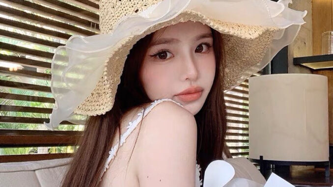 หมวกสานโคเชแต่งกระโปรง