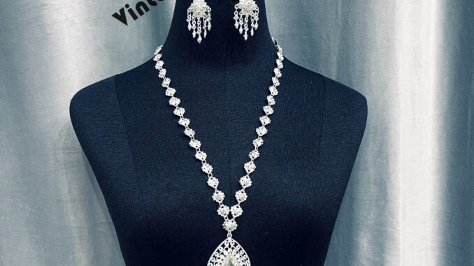 Vintage jewelryขายราคาต่ำรวมทั้งสร้อยคอและต่างหูหนีบเครื่องประดับไทย เครื่องประดับชุดไทยประยุกต์ ดอกกุหลาบสีทอง