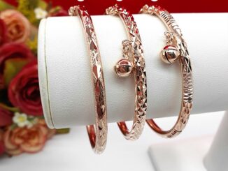 กำไล คละแบบ สีนาก คลิปล็อคตัดลาย เส้นผ่านศูนย์กลาง 5.6-6 ซม.  ใช้ได้ทุกโอกาส งานสวย ชุบนาก