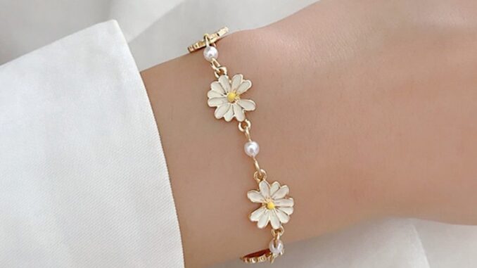 [highbuying] แฟชั่น หวาน เดซี่ ดอกไม้ สร้อยข้อมือ บุคลิกภาพ มินิมอล ดอกไม้ สร้อยข้อมือมุก ผู้หญิง ปาร์ตี้ จัดเลี้ยง เครื่องประดับ ของขวัญ สินค้าใหม่