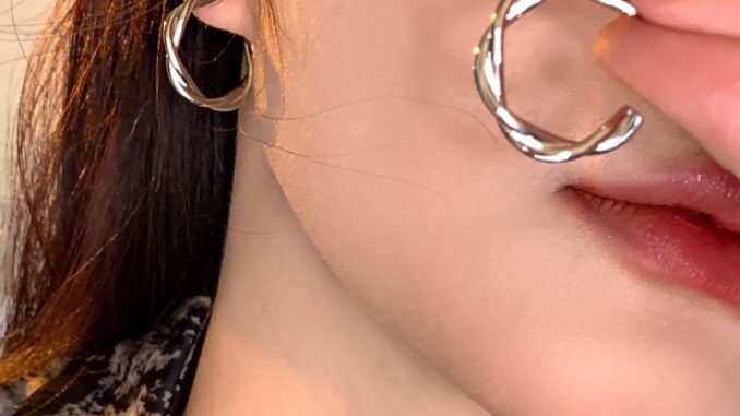Roselife ต่างหูห่วงบิด ทรงกลม สีเงิน สไตล์วินเทจ 2 ซม. 1 คู่