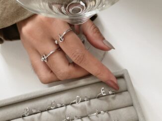 Hadesories Silver Alphabet Ring แหวนตัวอักษรสีเงิน