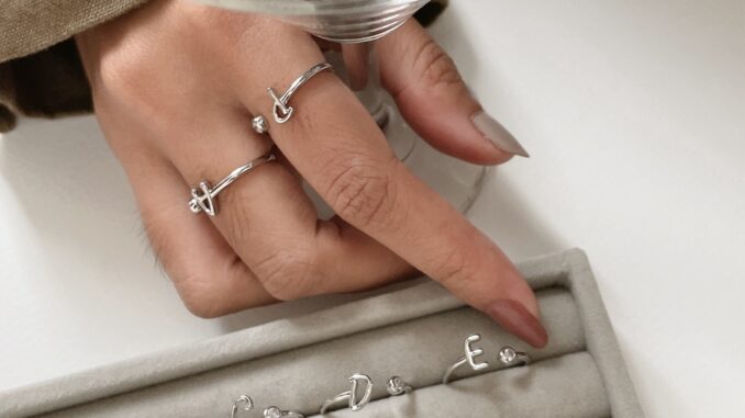 Hadesories Silver Alphabet Ring แหวนตัวอักษรสีเงิน