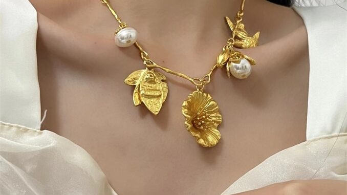 สร้อยคอโซ่สั้น จี้กลีบดอกไม้ ประดับไข่มุก สีทอง สไตล์ฝรั่งเศส วินเทจ