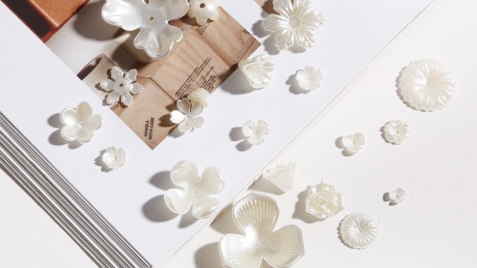 เครื่องประดับอะคริลิค รูปดอกไม้ สีขาว ประดับไข่มุก สามมิติ แฮนด์เมด diy สไตล์โบราณ