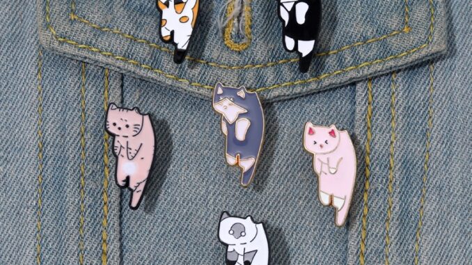แมวน่ารักเข็มกลัดการ์ตูนกระเป๋าเป้สะพายหลังป้ายของขวัญสําหรับเพื่อนเสื้อผ้าอุปกรณ์เครื่องประดับ แมวน่ารักเข็มกลัดการ์ตูนกระเป๋าเป้สะพายหลังป้ายของขวัญสําหรับเพื่อนเสื้อผ้าอุปกรณ์เครื่องประดับ