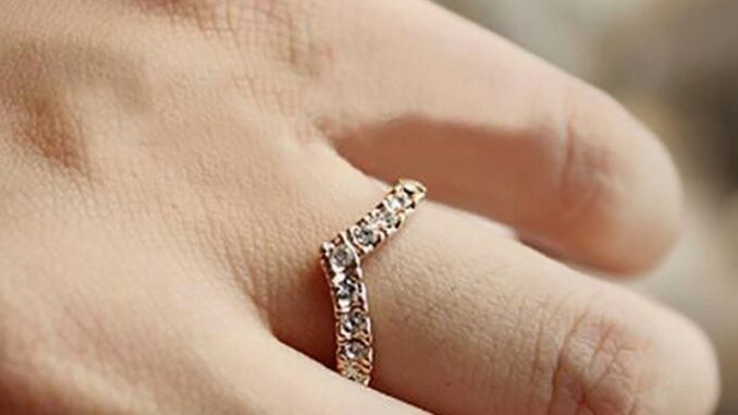แหวนสีชมพูออกแบบไม่ซ้ําใครรูปตัววีประดับ rhinestone แหวนสีชมพูออกแบบไม่ซ้ําใครรูปตัววีประดับ rhinestone