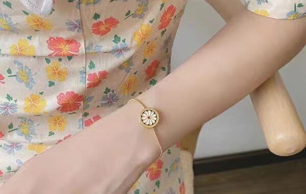 เครื่องประดับ สร้อยข้อมือ จี้ดอกเดซี่ เข้ากับทุกการแต่งกาย แบบเรียบง่าย แฟชั่นเรโทร สไตล์เกาหลี