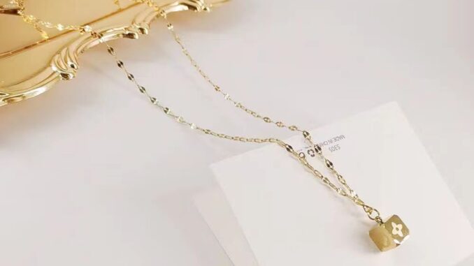 สร้อยคอ จี้หัวเข็มขัด ทรงสี่เหลี่ยม พิมพ์ลาย สามมิติ คุณภาพสูง แบบสร้างสรรค์ แฟชั่นสําหรับผู้หญิง สร้อยคอ จี้หัวเข็มขัด ทรงสี่เหลี่ยม พิมพ์ลาย สามมิติ คุณภาพสูง แบบสร้างสรรค์ แฟชั่นสําหรับผู้หญิง