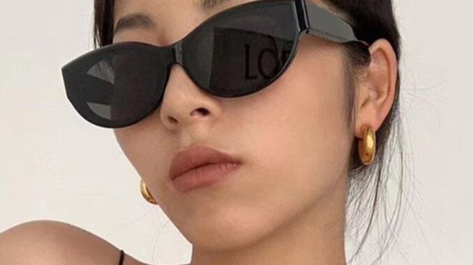 Lovito แว่นกันแดดผู้หญิง สไตล์ลำลอง สีพื้น เบสิก LNA32304 (สีดำ)