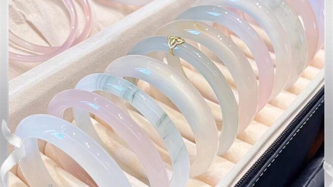 ✴น้ำแข็งผ่านแก้วหยกเทียมสร้อยข้อมือสไตล์หนาสร้อยข้อมือกริ๊งทุกวันเครื่องประดับมืออเนกประสงค์หนังสือสีแดงเล่มเล็ก Douyin