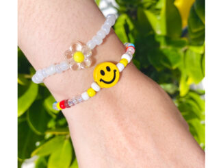 สร้อยข้อมือลูกปัด น้องยิ้ม smile  น่ารักสดใส