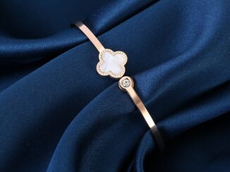 เครื่องประดับ สร้อยข้อมือไทเทเนียมเหล็ก จี้ใบโคลเวอร์สี่แฉก ประดับเพชร แบบเรียบง่าย สไตล์เกาหลี คลาสสิก