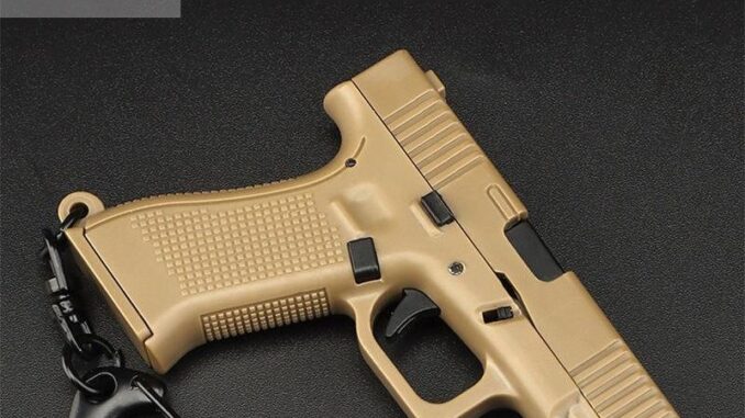 ✻๑พลาสติกปืนพกพวงกุญแจ 92G/M92/1911/G45 ที่ถอดออกได้ที่ว่างเปล่าโกดังHang-Upของเล่นทหารจี้ขนาดเล็ก