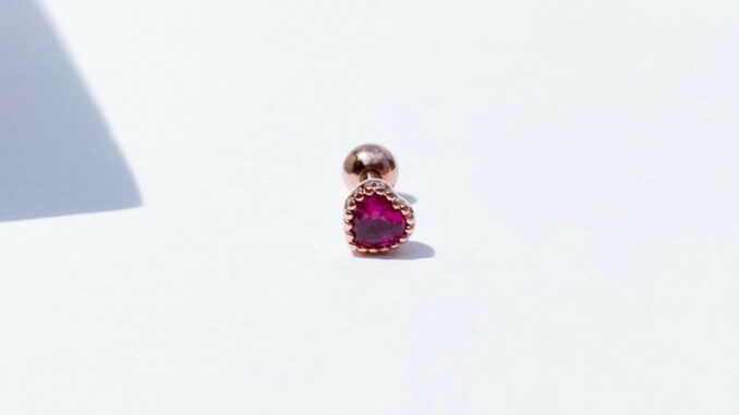 จิวต่างหูเกาหลี More Than Piercing: A248 Magenta Heart