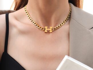 เครื่องประดับ สร้อยคอโซ่เหล็กไทเทเนียม จี้ตัวอักษร H ตัวเลขโรมัน สีเงิน สีทอง สไตล์ยุโรป สําหรับผู้หญิง