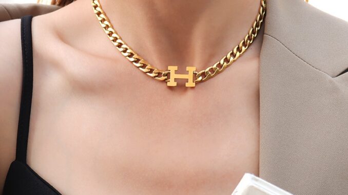 เครื่องประดับ สร้อยคอโซ่เหล็กไทเทเนียม จี้ตัวอักษร H ตัวเลขโรมัน สีเงิน สีทอง สไตล์ยุโรป สําหรับผู้หญิง
