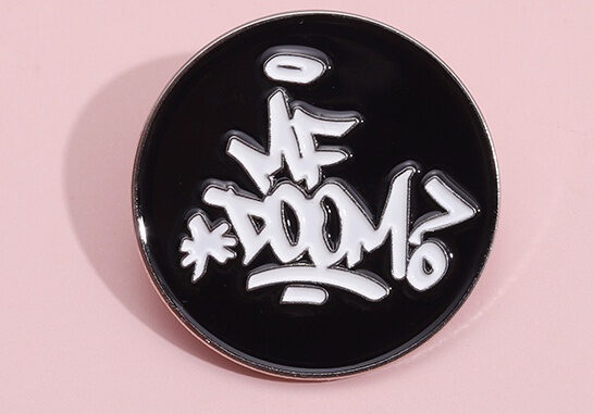Mf DOOM Pins ฮิปฮอป เพลง เข็มกลัด โลหะ ตราแฟชั่น เครื่องประดับเสื้อผ้า กระเป๋าเป้สะพายหลัง ของขวัญ Mf DOOM Pins ฮิปฮอป เพลง เข็มกลัด โลหะ ตราแฟชั่น เครื่องประดับเสื้อผ้า กระเป๋าเป้สะพายหลัง ของขวัญ