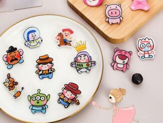 AMILA หมีสตรอเบอร์รี่น่ารักการ์ตูนสัตว์ประหลาดสามตาเข็มกลัดอะคริลิกจี้ปากกาป้ายอะนิเมะ