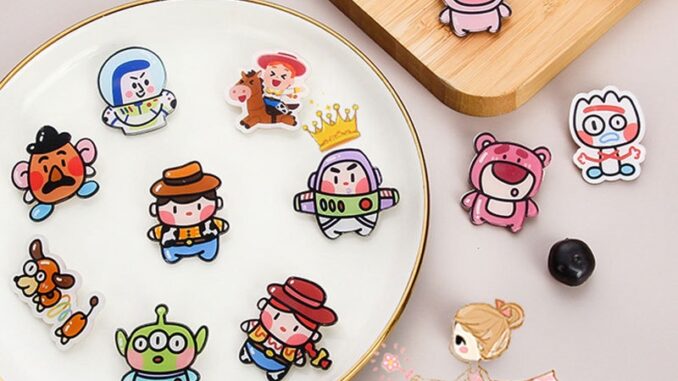 AMILA หมีสตรอเบอร์รี่น่ารักการ์ตูนสัตว์ประหลาดสามตาเข็มกลัดอะคริลิกจี้ปากกาป้ายอะนิเมะ AMILA หมีสตรอเบอร์รี่น่ารักการ์ตูนสัตว์ประหลาดสามตาเข็มกลัดอะคริลิกจี้ปากกาป้ายอะนิเมะ