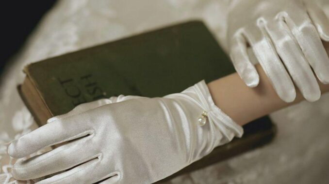 Bliss ถุงมือผ้าซาติน แบบเต็มนิ้ว อินเทรนด์เจ้าสาว โลลิต้า JK ห้านิ้ว สําหรับผู้หญิง งานแต่งงาน Bliss ถุงมือผ้าซาติน แบบเต็มนิ้ว อินเทรนด์เจ้าสาว โลลิต้า JK ห้านิ้ว สําหรับผู้หญิง งานแต่งงาน
