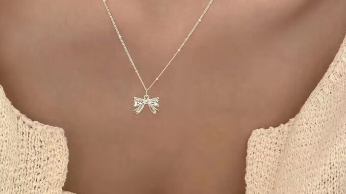 【KETH】สร้อยคอโซ่ จี้โบว์ สีเงิน เรียบง่าย ของขวัญวันเกิด สําหรับผู้หญิง