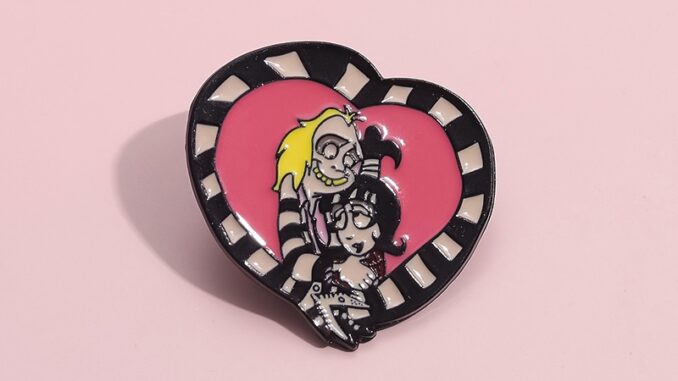 เครื่องประดับ เข็มกลัด รูปหัวใจ ลายอนิเมะ Beetlejuice Lydia Enamel Pin เหมาะกับของขวัญ สําหรับตกแต่งกระเป๋าเป้สะพายหลัง เครื่องประดับ เข็มกลัด รูปหัวใจ ลายอนิเมะ Beetlejuice Lydia Enamel Pin เหมาะกับของขวัญ สําหรับตกแต่งกระเป๋าเป้สะพายหลัง