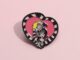 เครื่องประดับ เข็มกลัด รูปหัวใจ ลายอนิเมะ Beetlejuice Lydia Enamel Pin เหมาะกับของขวัญ สําหรับตกแต่งกระเป๋าเป้สะพายหลัง