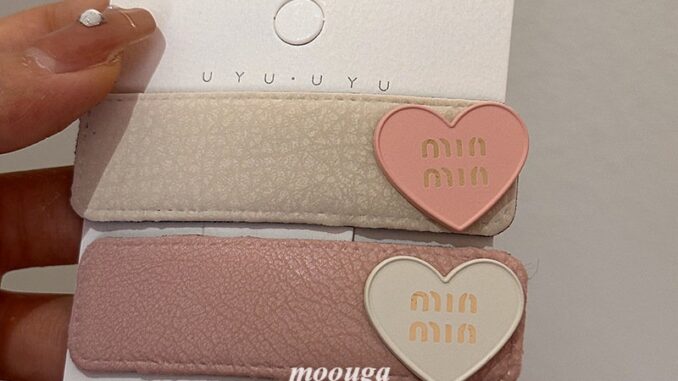 Moouga/ กิ๊บติดผมหนัง ลายตัวอักษร สไตล์เกาหลี สําหรับผู้หญิง Moouga/ กิ๊บติดผมหนัง ลายตัวอักษร สไตล์เกาหลี สําหรับผู้หญิง